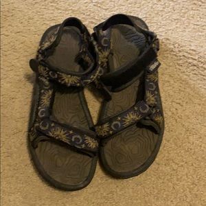 Women’s size 10 Teva